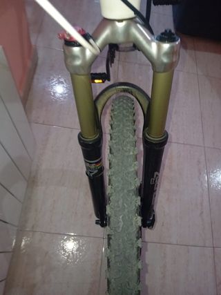 Bicicleta MTB Carbono Adventurer