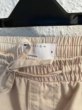 *Pantalón cargo beis talla M ASOS
