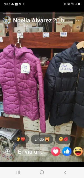 Chaqueta roja acolchada con estampado