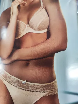 Chaqueta roja acolchada con estampado