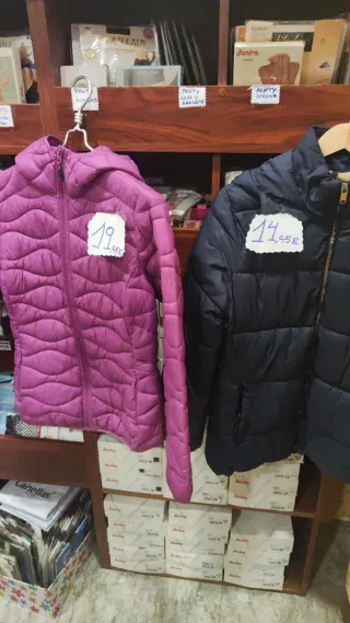 Chaqueta roja acolchada con estampado