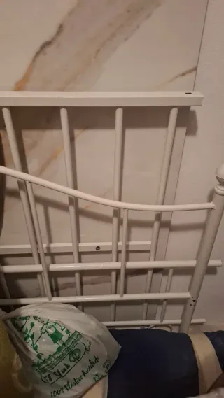 Cama de metal blanca