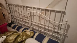 Cama de metal blanca