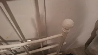 Cama de metal blanca