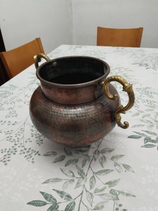 Antico vaso di rame martellato con manici