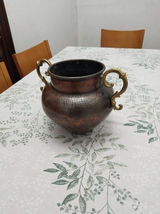 Antico vaso di rame martellato con manici