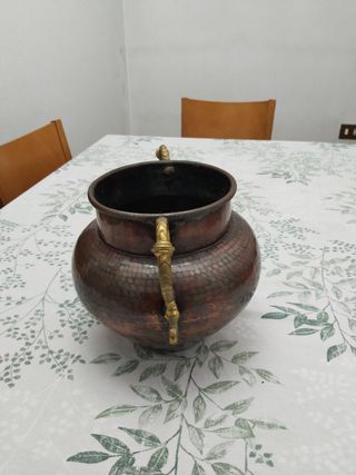 Antico vaso di rame martellato con manici