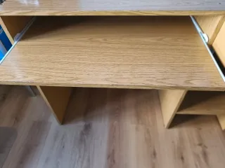 Mesa de estudio  de madera de roble.