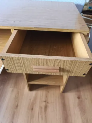 Mesa de estudio  de madera de roble.