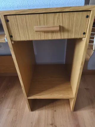 Mesa de estudio  de madera de roble.