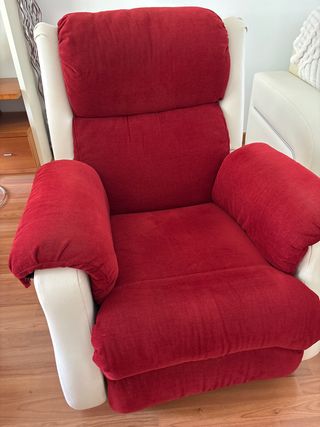 Due poltrone relax manuali rosse e bianche