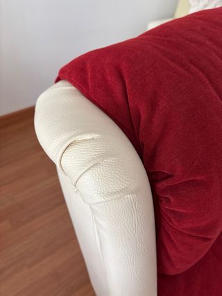 Due poltrone relax manuali rosse e bianche