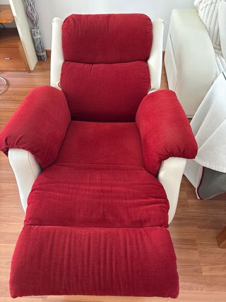 Due poltrone relax manuali rosse e bianche