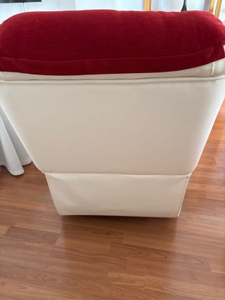 Due poltrone relax manuali rosse e bianche