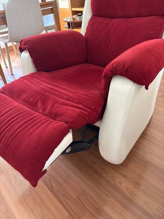 Due poltrone relax manuali rosse e bianche