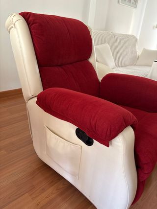 Due poltrone relax manuali rosse e bianche