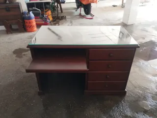 Scrivania in legno con vetro e cassetti