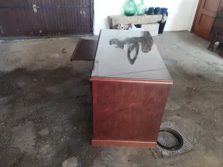 Scrivania in legno con vetro e cassetti