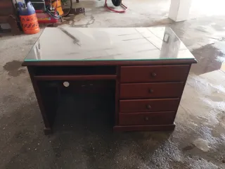 Scrivania in legno con vetro e cassetti