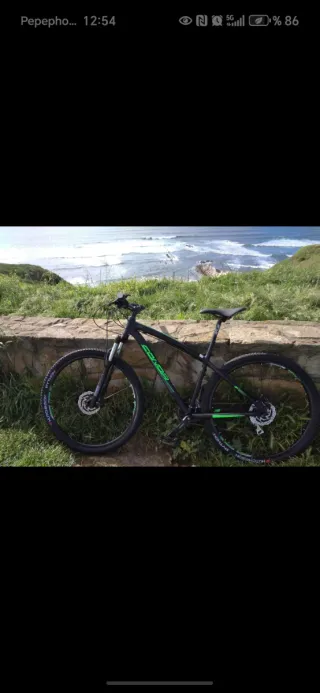 Bicicleta de montaña negra