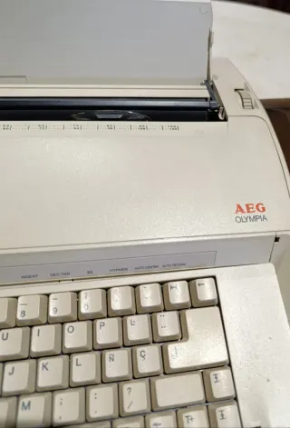 Máquina de escribir AEG Olympia