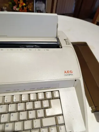 Máquina de escribir AEG Olympia