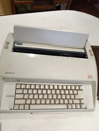 Máquina de escribir AEG Olympia