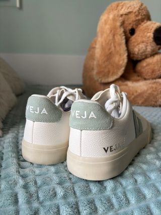 Zapatillas Veja blancas con detalles menta