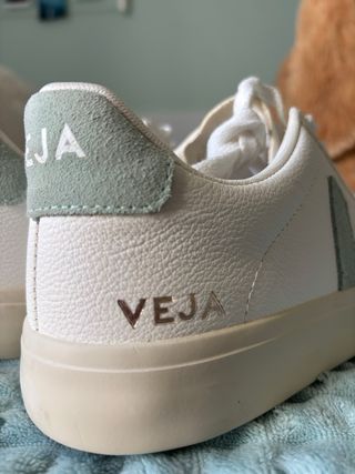Zapatillas Veja blancas con detalles menta