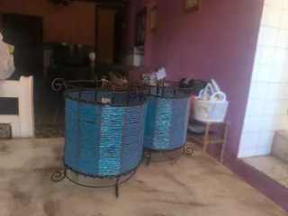 Portavelas decorativos de metal y tela