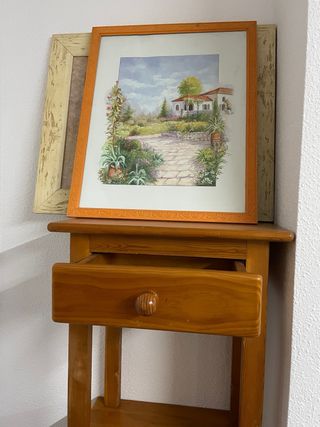 Mesa auxiliar de madera marrón