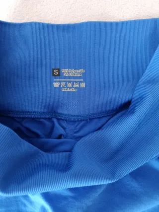 Leggings o mallas deportivas azul eléctrico.