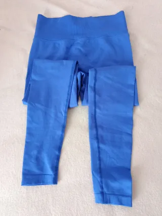 Leggings o mallas deportivas azul eléctrico.