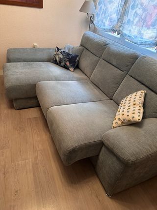 Sofá chaise longue gris con arcón