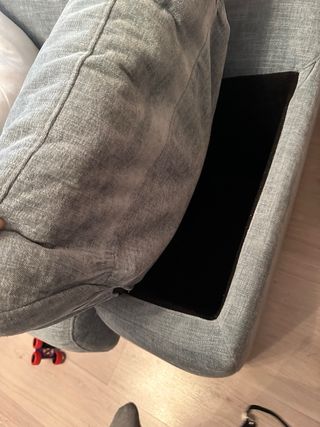 Sofá chaise longue gris con arcón