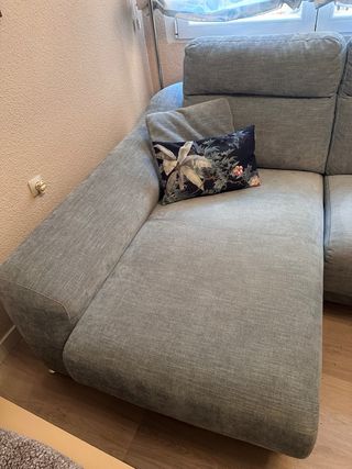 Sofá chaise longue gris con arcón