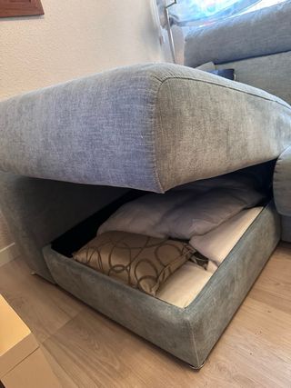 Sofá chaise longue gris con arcón