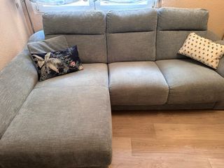 Sofá chaise longue gris con arcón