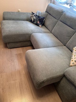Sofá chaise longue gris con arcón