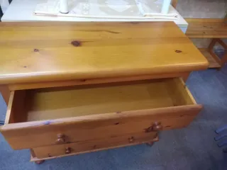 Cómoda de madera con 3 cajones