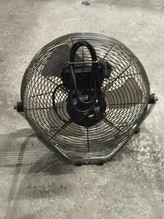 Ventilador de suelo metálico tres velocidades