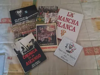 Libros y azulejo del Albacete Balompié