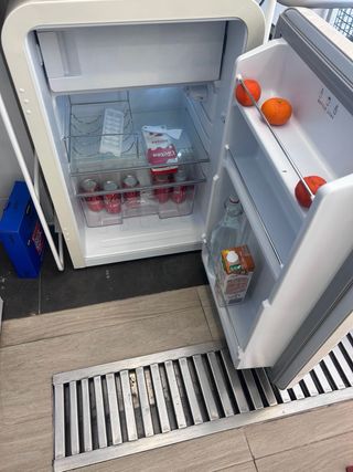 Nevera pequeña blanca