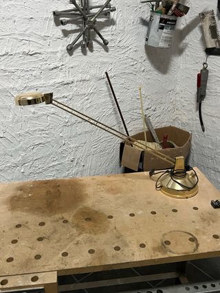 Lámpara de mesa dorada regulable