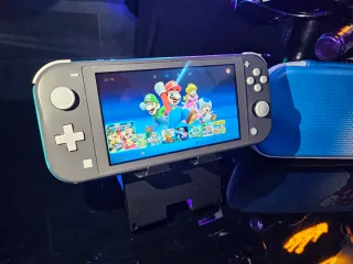 Nintendo Switch Lite Azul con funda Mario