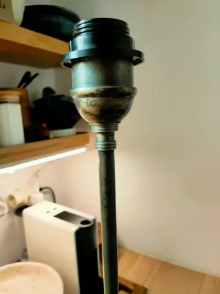 Pie de lámpara metal y plástico 53 cm.