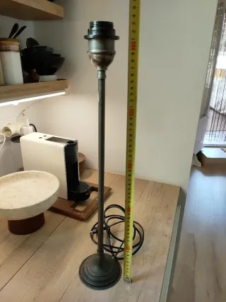 Pie de lámpara metal y plástico 53 cm.