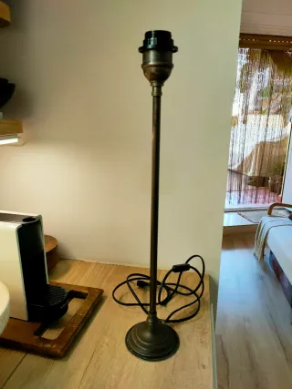 Pie de lámpara metal y plástico 53 cm.