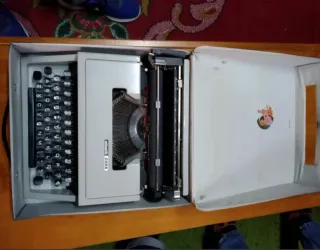 Máquina de escribir antigua Olivetti DORA
