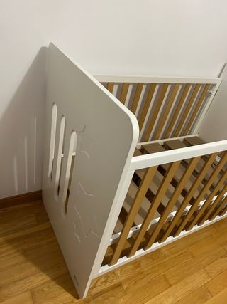 Cuna blanca con estrellas